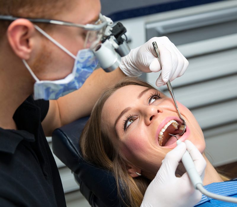 tratament dentist sub miscroscop